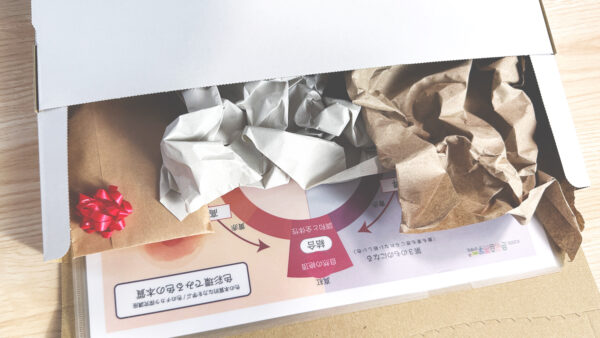 色彩環図と色えんぴつの贈呈
